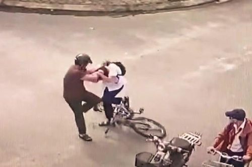 Thấy gì từ vụ phụ huynh đánh bạn học của con chấn động não phải nhập viện?