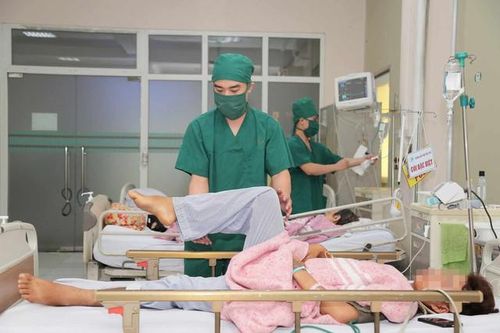 Phẫu thuật cho bệnh nhân gãy cột sống, liệt 2 chân do ngã từ độ cao 4m
