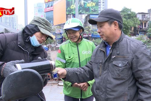 Người dân lao động đốt lửa, uống nước ấm chống rét