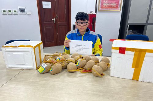 Thanh niên 18 tuổi buôn hàng cấm