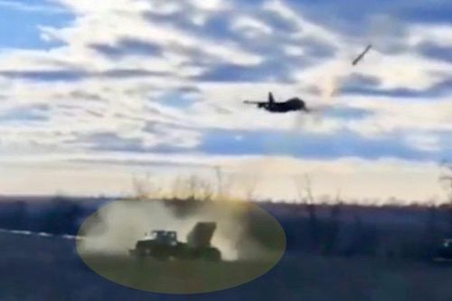 Rocket từ 'hỏa thần' BM-21 Nga bắt sượt qua mũi cường kích Su-25SM3 của đồng đội