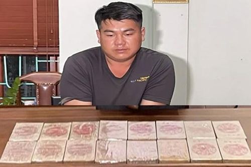 Đối tượng đang cảnh giới cho đồng bọn vận chuyển ma túy thì bị bắt
