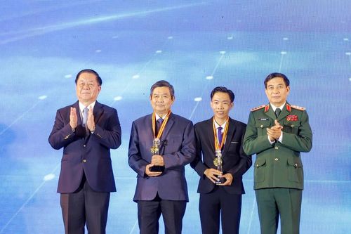 Trao giải Cuộc thi ảnh 'Tổ quốc bên bờ sóng' lần thứ II