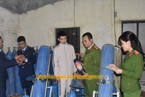 Đang đi 'ship' bình bóng cười thì bị Công an phát hiện