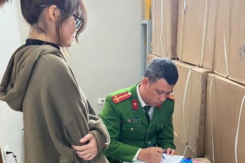 Hà Nội: Phát hiện hàng nghìn sản phẩm loa đài, đồng hồ trong kho hàng lậu