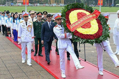 Đại biểu Đại hội Hội Sinh viên Việt Nam lần thứ XI báo công dâng Bác