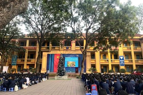 Kỷ luật cô giáo kéo lê nữ sinh ở cửa lớp