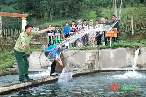 Vừa tăng gia, vừa làm mẫu