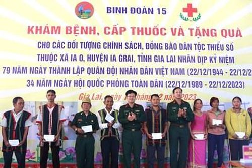 Binh đoàn 15 khám bệnh, cấp thuốc miễn phí cho người dân xã biên giới
