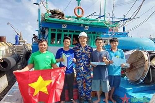 Trung tâm Dịch vụ Hậu cần-Kỹ thuật đảo Trường Sa sửa chữa tàu cá cho ngư dân