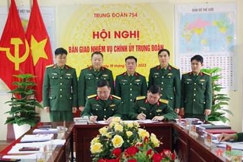 Sơn La: Bàn giao nhiệm vụ Chính ủy Trung đoàn 754