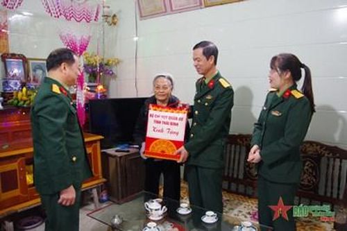 Bộ Chỉ huy Quân sự tỉnh Thái Bình thăm, tặng quà các đối tượng chính sách