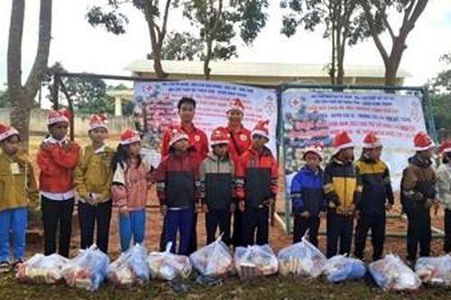 Gia Lai: Tặng quà và hỗ trợ đồng bào dân tộc có hoàn cảnh khó khăn tại huyện Phú Thiện và Chư Sê