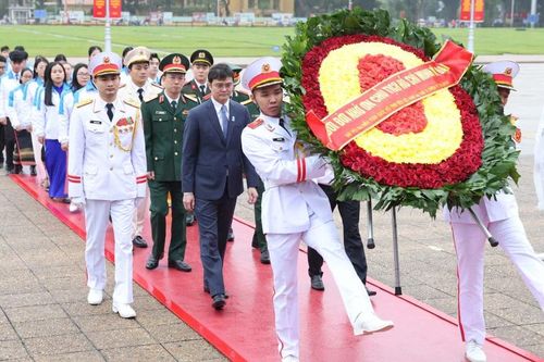 Đại biểu dự Đại hội đại biểu toàn quốc Hội Sinh viên Việt Nam báo công dâng Bác