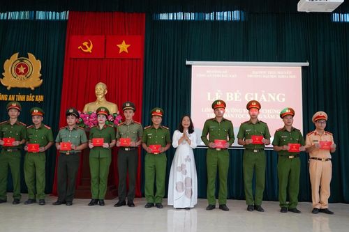 Trang bị kiến thức về văn hóa, tiếng nói của đồng bào dân tộc Mông