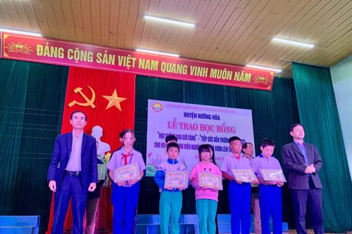 Trao học bổng 'Học không bao giờ cùng -Tiếp sức đến trường' đến gần 200 học sinh