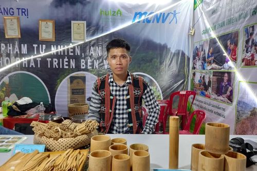 Chàng trai Vân Kiều và sản phẩm tre nứa mang hồn dân tộc