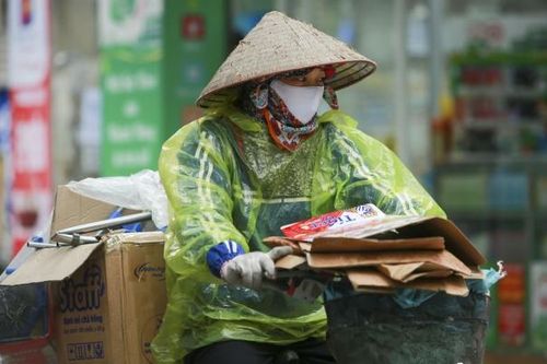 Người dân Hà Nội mặc kín áo ấm, áo mưa ra đường trong thời tiết giá rét