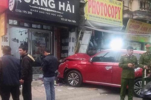 Ô tô tông 2 người đi bộ trước cổng Học viện Tài chính, 1 nạn nhân tử vong