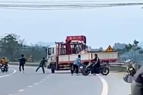 2 kẻ côn đồ dùng gậy đập phá xe tải trên đường quốc lộ
