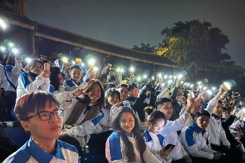 Xem Tinh hoa Bắc Bộ, đại biểu Hội Sinh viên Việt Nam hòa mình vào dòng chảy văn hóa dân gian truyền thống