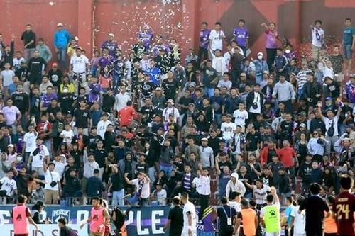 Trọng tài 'bẻ còi', khán giả Indonesia làm loạn