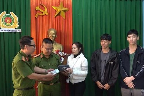 Hành động đẹp của hai thanh niên là dân quân và bảo vệ dân phố tại Huế