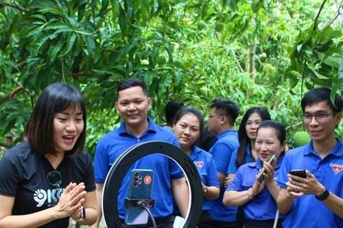 Thanh niên livestream bán nông sản