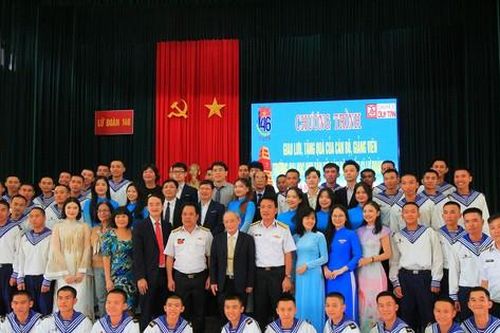 ĐH Duy Tân thăm, giao lưu, tặng quà CBCS Vùng 4 Hải quân