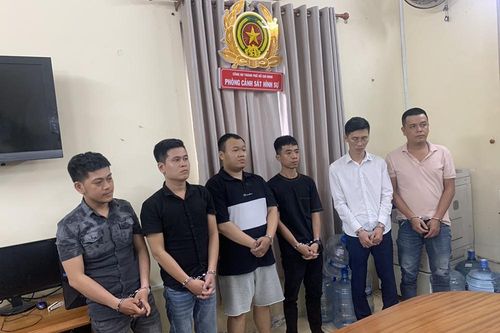 Bắt nhóm đối tượng cấu kết với nhân viên công ty tài chính lừa tiền người vay