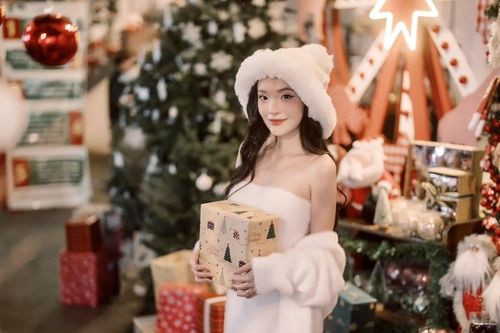 Xóm đạo ở Đồng Nai lên đèn đón Giáng sinh, các cô gái chen vai 'sống ảo'