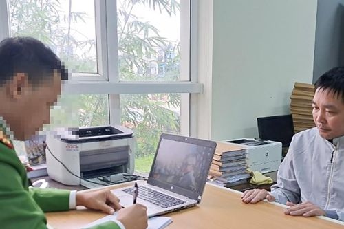 Khám nhà đối tượng lừa đảo, thu nhiều thẻ phóng viên, biên tập viên