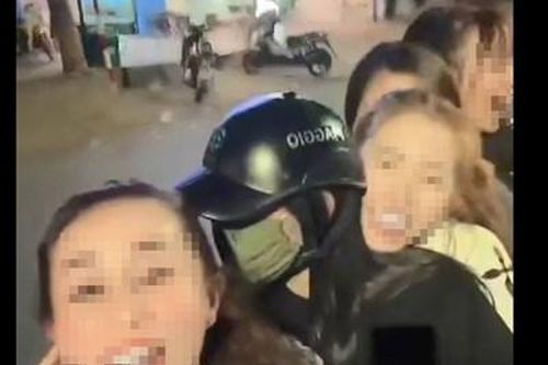 5 cô gái đi trên 1 xe máy rồi quay clip để khoe trên mạng xã hội