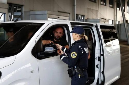Slovenia gia hạn kiểm soát biên giới với Croatia và Hungary thêm 6 tháng