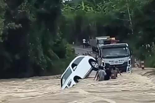 Khoảnh khắc xe Mercedes bị cuốn trôi vì tài xế cố chạy qua cầu tràn trong cơn lũ