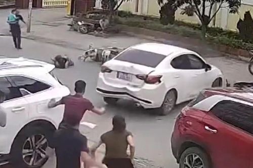 Cận cảnh nữ tài xế đâm loạn xạ, đâm hỏng nhiều ôtô, xe máy trên đường