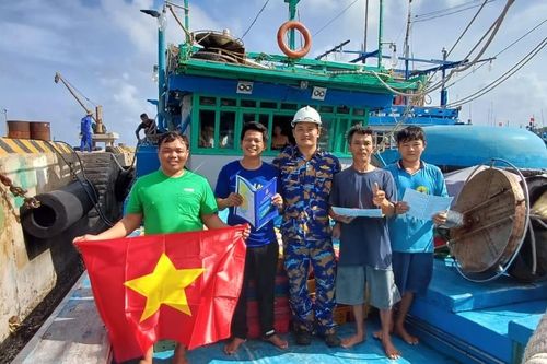 Hải đoàn 129 Hải quân sửa chữa, khắc phục sự cố tàu cá Bình Định hỏng máy trên biển Trường Sa