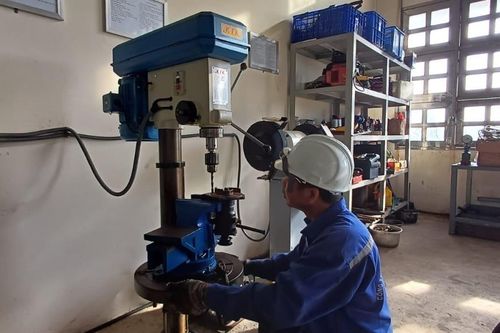 Khắc phục thành công sự cố hỏng máy chính cho tàu cá Bình Định