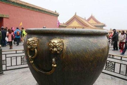 Tại sao những người giàu có thời cổ đại đặt rất nhiều bồn nước trước cửa nhà, và chúng được sử dụng để làm gì?