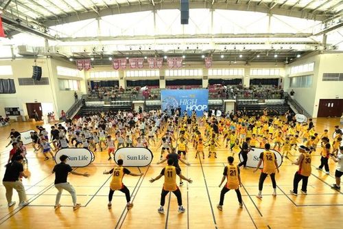 Sun Life hỗ trợ giảng dạy bóng rổ cho trẻ em Việt Nam