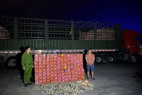Lạng Sơn: Thu giữ hàng tấn pháo ngụy trang dưới lớp hành khô trên xe tải