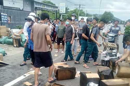 Khánh Hòa: Xe đầu kéo bốc cháy trên Quốc lộ 1
