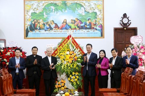 Phó Bí thư Tỉnh ủy Trịnh Tuấn Sinh chúc mừng giáo xứ Phúc Lãng và giáo xứ Sầm Sơn nhân dịp Giáng sinh, chào đón năm mới 2024