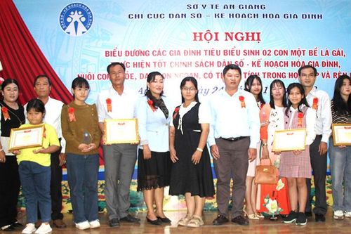 Tôn vinh gia đình tiêu biểu sinh 2 con một bề là gái