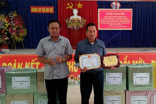 Trao nhà Đại đoàn kết cho hộ nghèo đồng bào dân tộc Khmer TX. Tịnh Biên