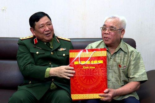 Thượng tướng Huỳnh Chiến Thắng thăm tặng quà gia đình chính sách trên địa bàn tỉnh Điện Biên