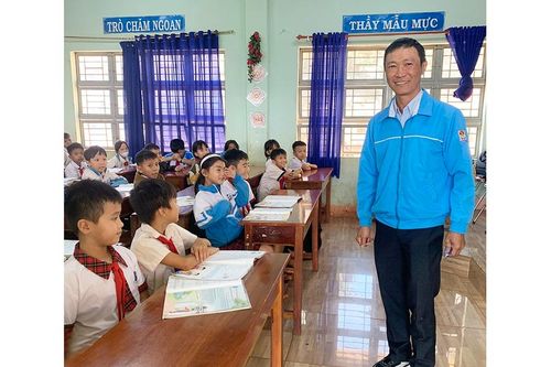 Thầy giáo trường làng giàu lòng thiện nguyện