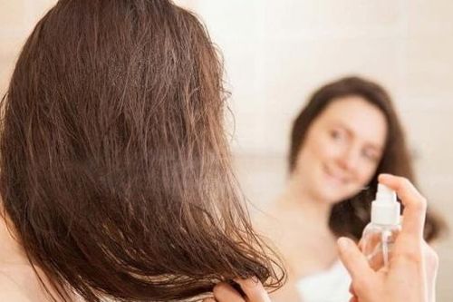 Tác hại khi lạm dụng dầu gội đầu khô, không phải ai cũng biết