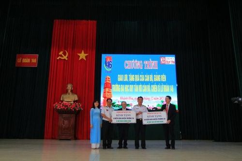 Trường Đại học Duy Tân thăm, tặng quà, giao lưu với cán bộ, chiến sĩ Vùng 4 Hải quân