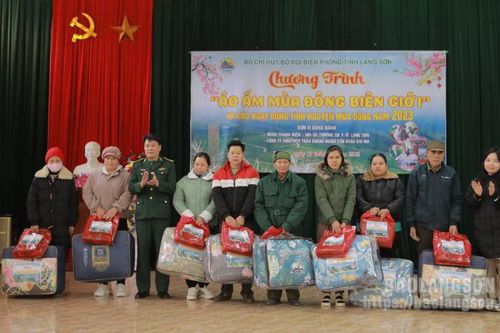 Chương trình ' Áo ấm mùa đông biên giới' tại xã Bắc Xa, huyện Đình Lập